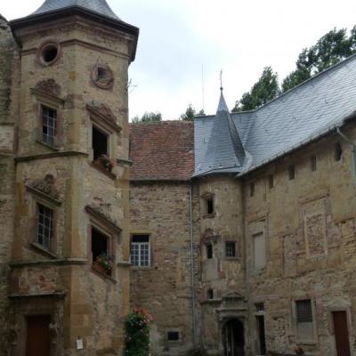 Deux tours vues de la cour