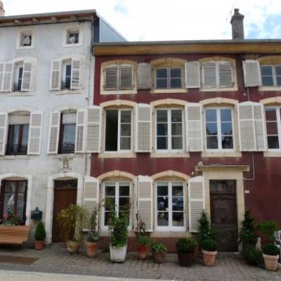 Vieilles maisons sur la Place du Palais