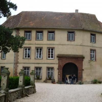 La façade d'entrée XVIIIème du château