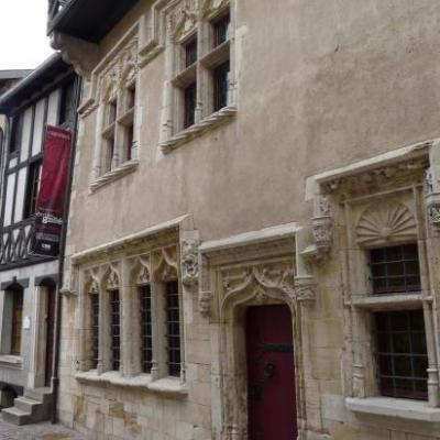 Hôtel de la Monnaie et maison à colombage