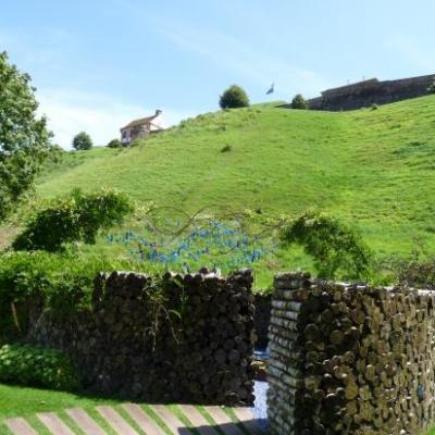 La silhouette de la citadelle se dessine