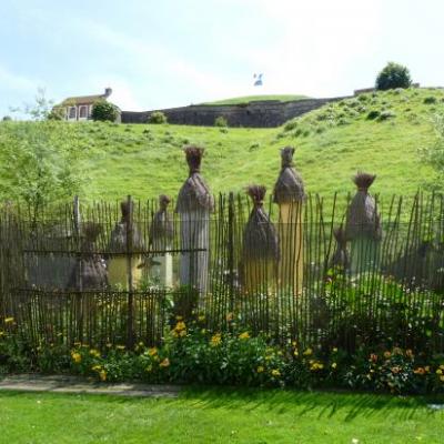 La citadelle se dresse derrière le jardin