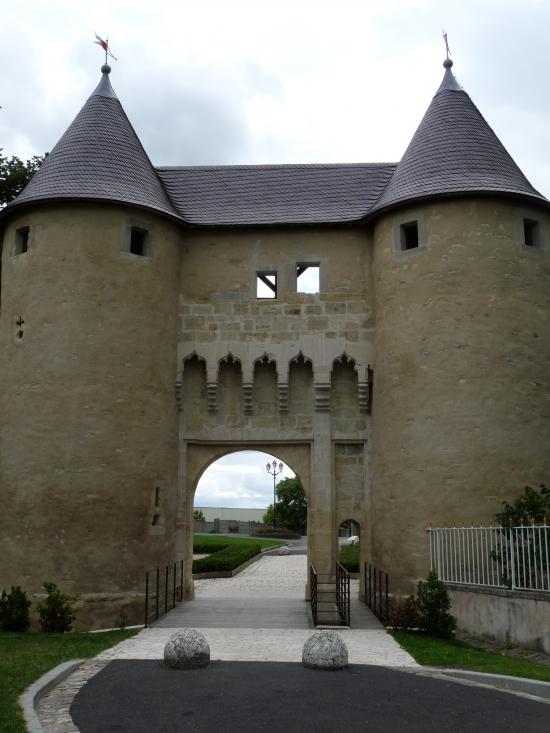 La porte-château récemment restaurée