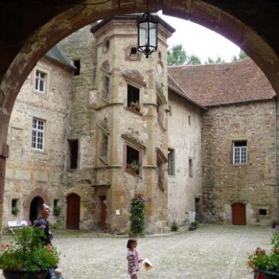 La cour vue du porche d'entrée