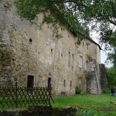 Les épais murs du château