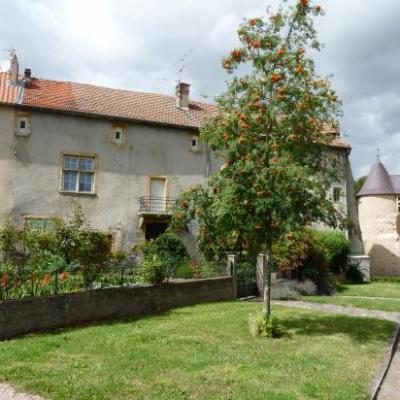 Vieilles maisons adossées au château
