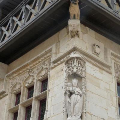 Détail de la façade de style gothique flamboyant