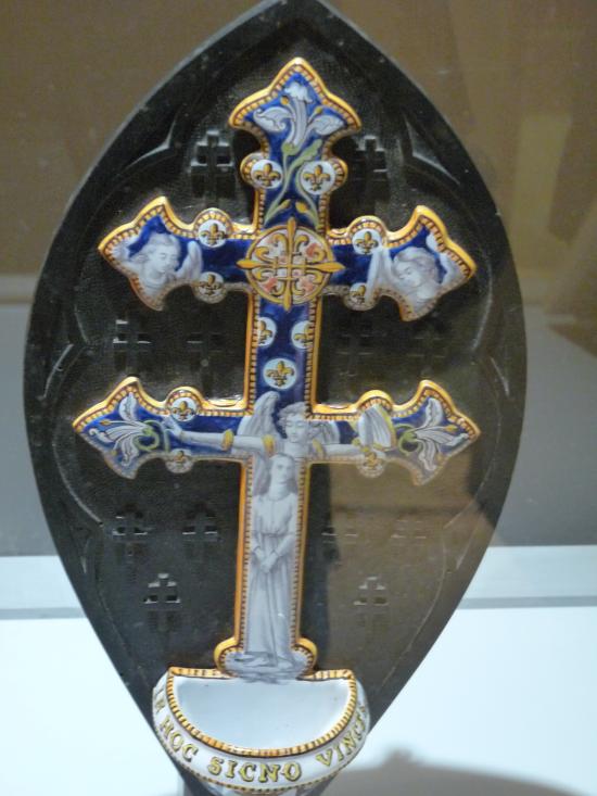 Crucifix en forme de Croix de Lorraine