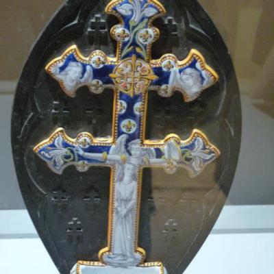 Crucifix en forme de Croix de Lorraine