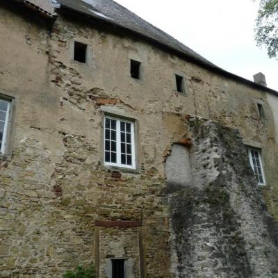 De puissants contreforts retiennent les murs épais